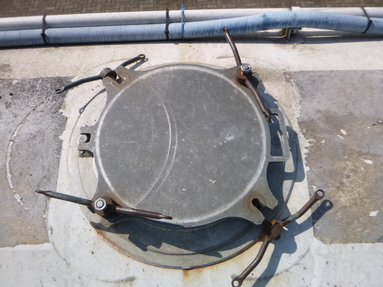 Polprikolica cisterna za transport moke Feldbinder Powder tank alu 63 m3 / 1 comp (tipping): slika 7