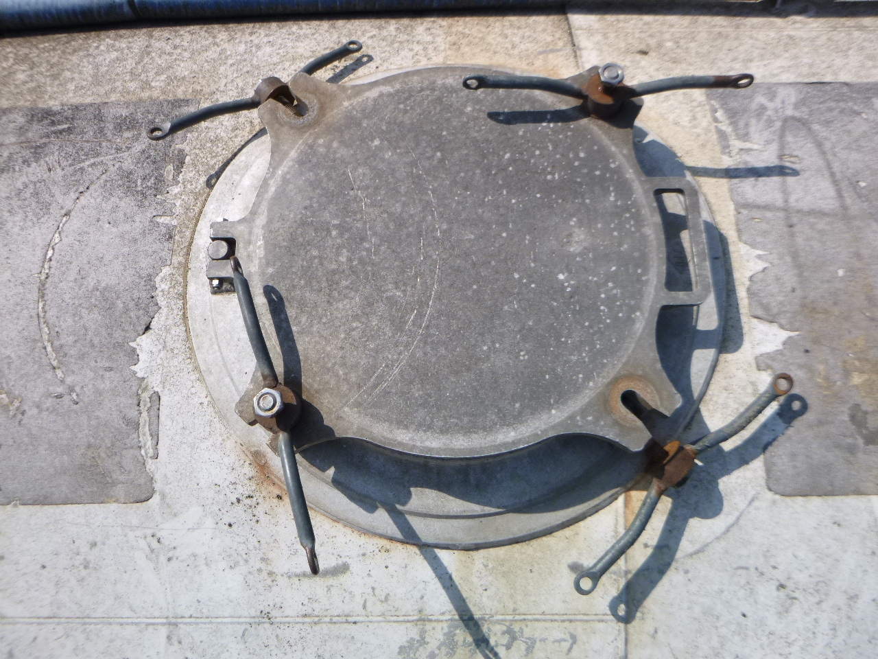 Polprikolica cisterna za transport moke Feldbinder Powder tank alu 63 m3 / 1 comp (tipping): slika 12