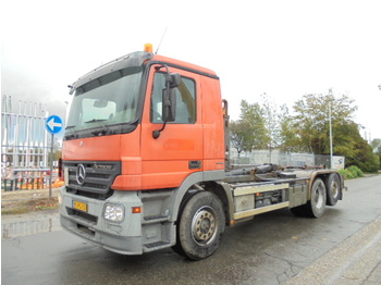 Kontejnerski tovornjak/ Tovornjak z zamenljivim tovoriščem Mercedes-Benz 2541: slika 1